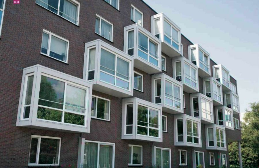 Согласно законодательству, остекление балкона не должно отрицательно влиять на внешний вид дома, поэтому доступно жителям более или менее современных зданий.