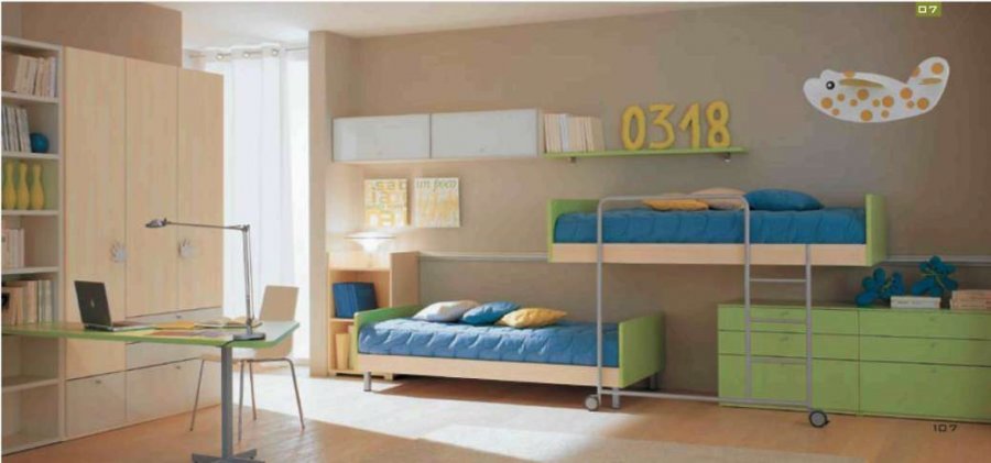 Кровати, расположенные в два яруса, позволяют рационально использовать пространство. Устанавливать их можно самым разным способом