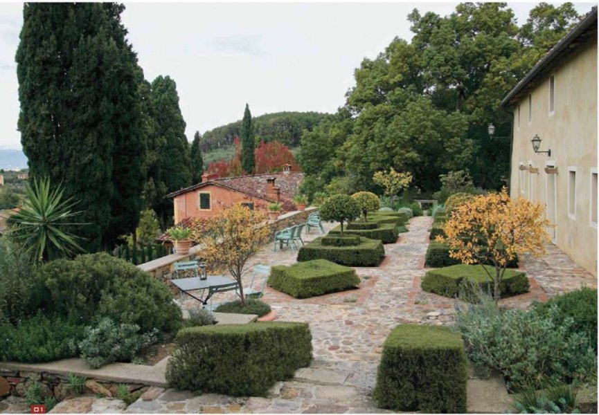 В итальянских садах много камня и стриженой зелени