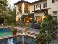 Голливудская актриса Анджелика Хьюстон продает особняк в Лос-Анджелесе за $18 млн  